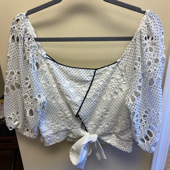 Beautiful white with black trim/ polka dot top - Picture 6 of 6